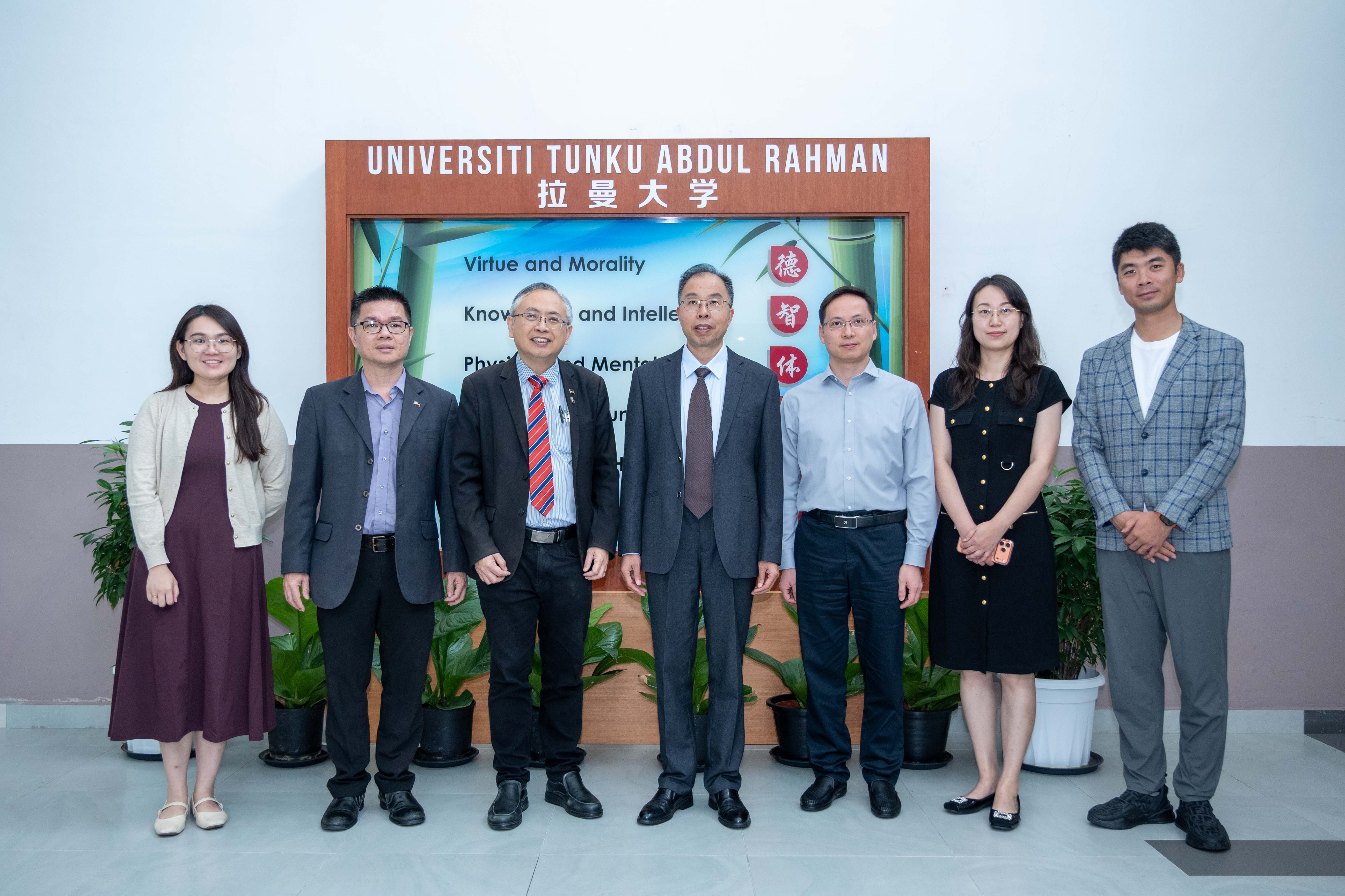 Prof Dato’ Ewe (third from left) and Prof Tang (middle) with staff from UTAR and HBOU