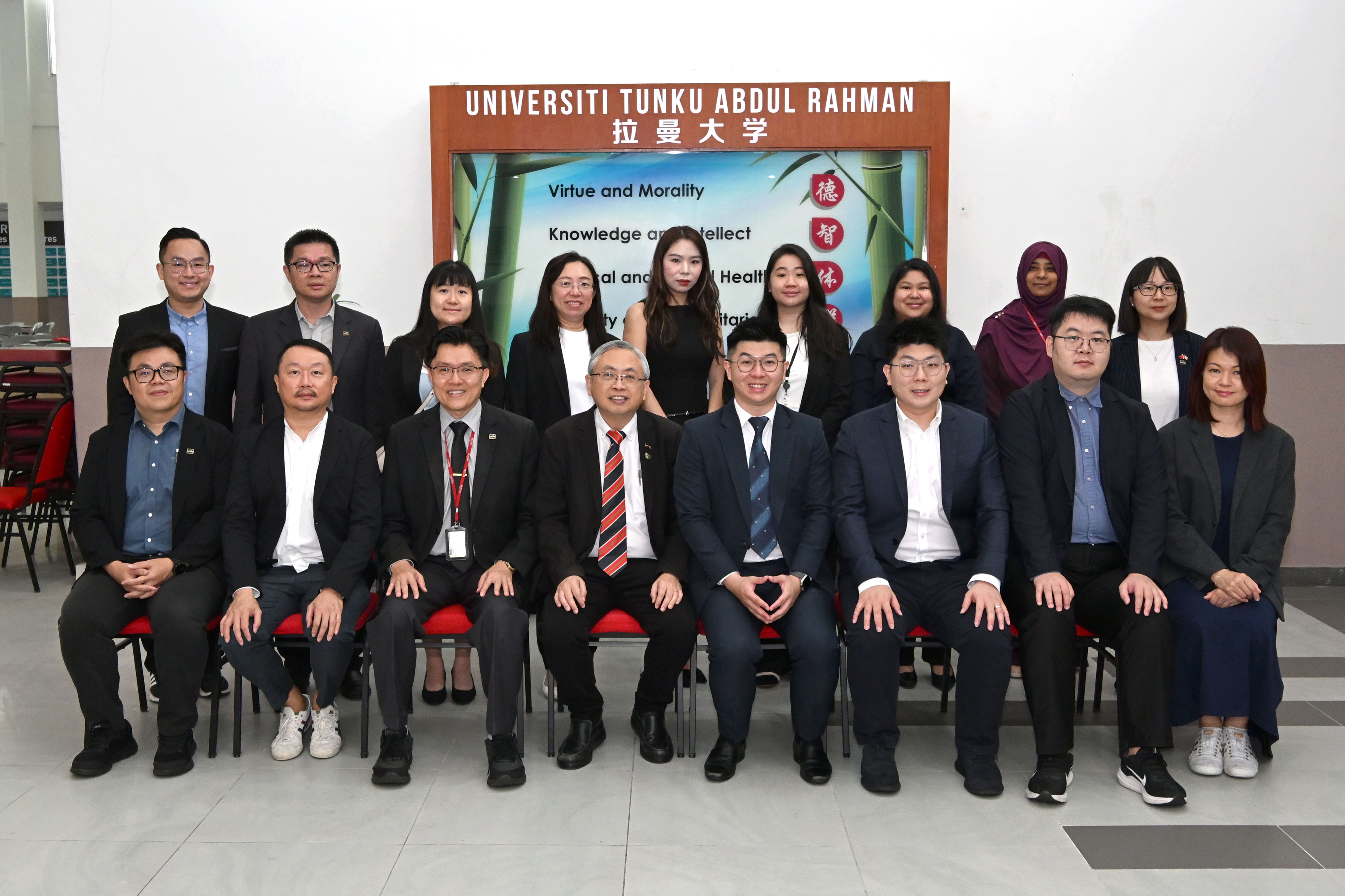 Seated, third from left: Prof Goi, Prof Dato’ Ewe, Mr Oscar Low and Mr Ian Low with UTAR and other industry representatives