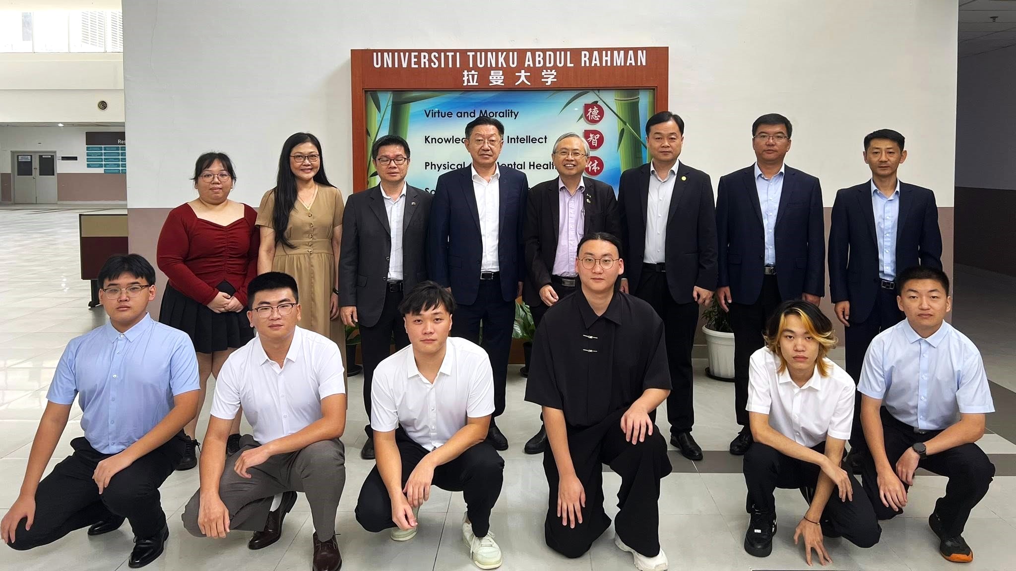 Back row, from left: Ms Tan, Prof Lim, Dr Lai, Mr He, Prof Dato’ Ewe, Dr Liu, Mr Wang and Mr Hu with six international students from Shandong