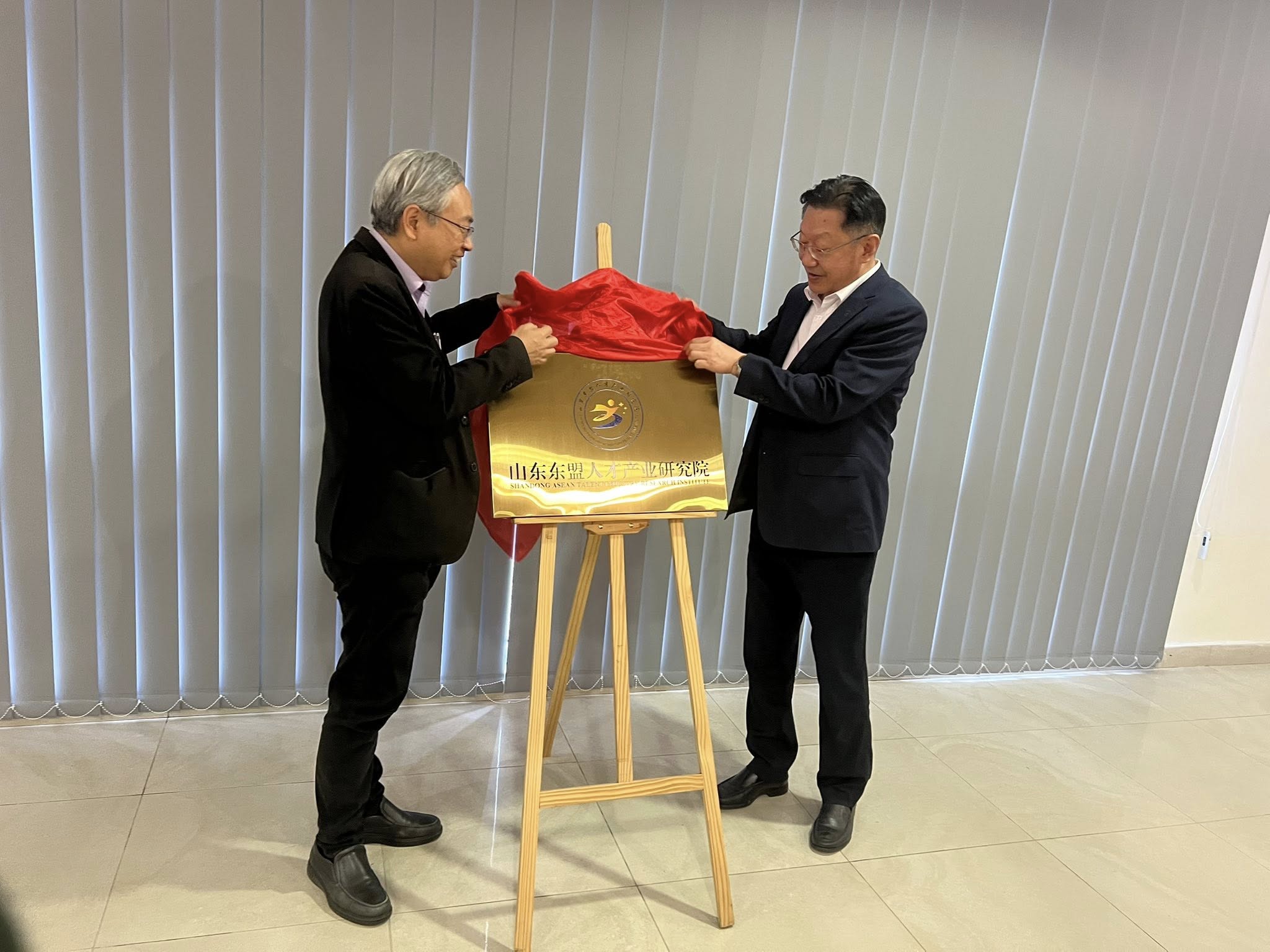 Prof Dato’ Ewe (left) and Mr He Unveiling the plaque