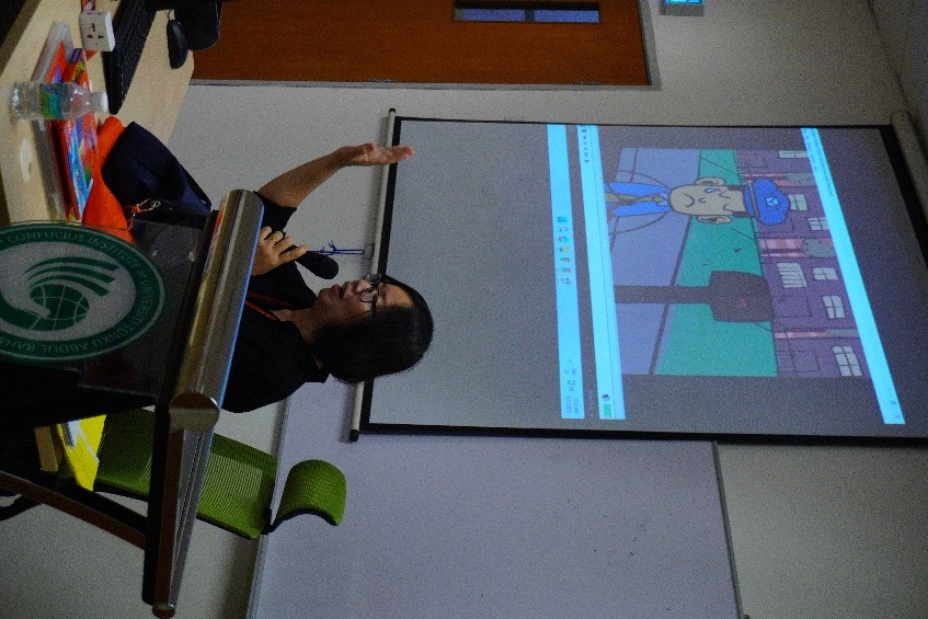 Dr Pang explaining a concept to the students