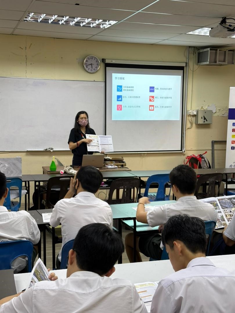 Ms Chai introducing UTAR to the students