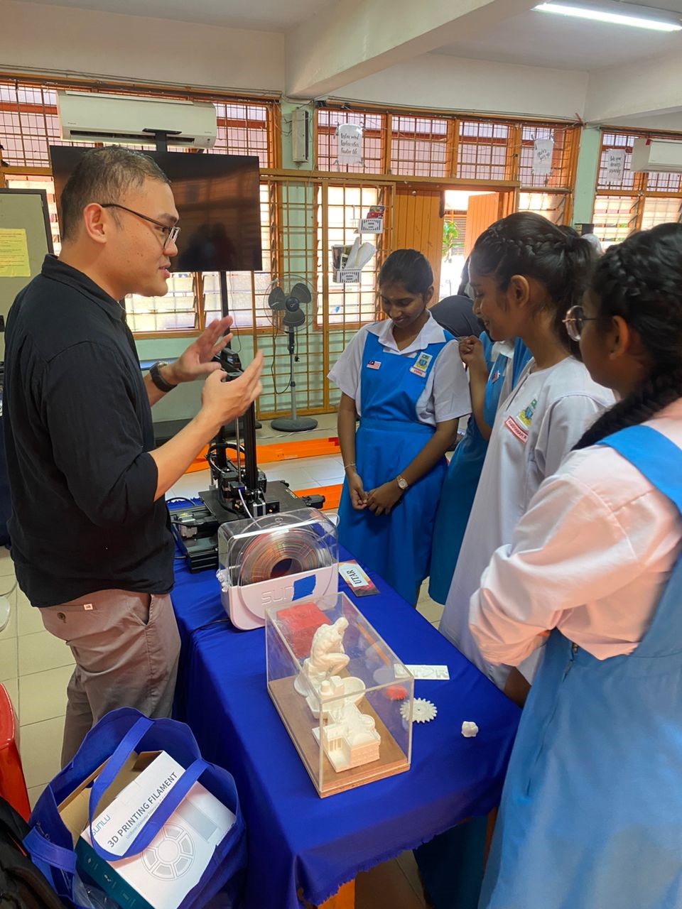 Dr Tan Weng Cheong demonstrating 3D printing