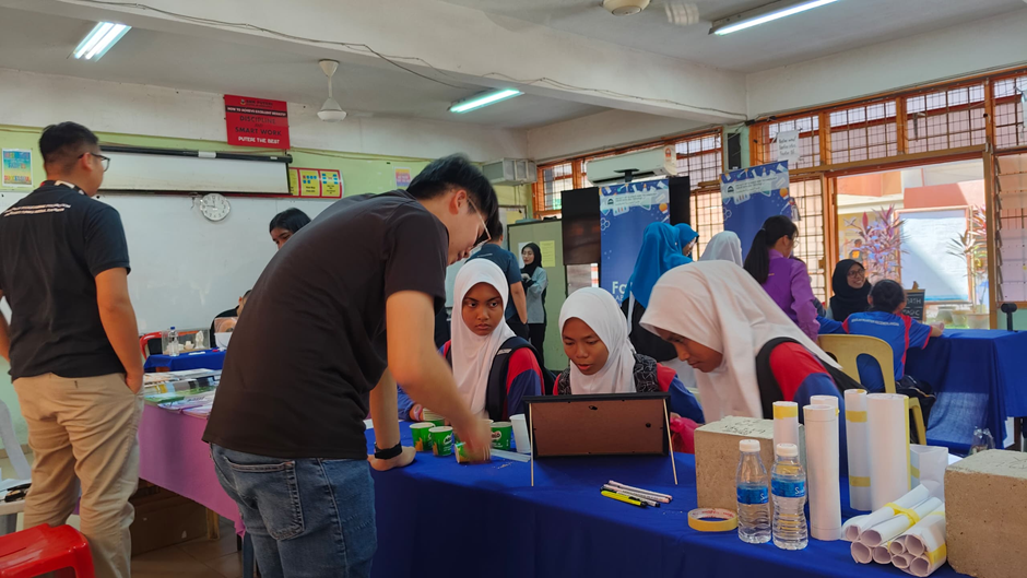 Mr Lee Tzyy Lih showing concrete mixing
