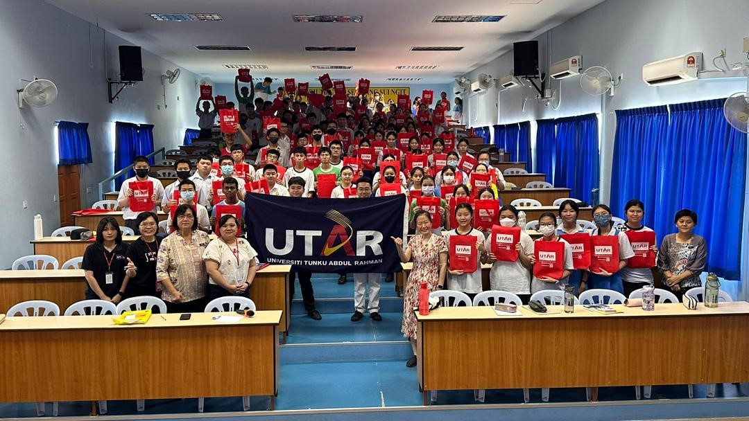 Group photo of SMJK San Min students with UTAR staff