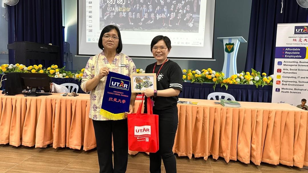DPP Director Dr Ong Kiah Ju (right) presenting a token of appreciation to school principal Ms Low Boon Cho