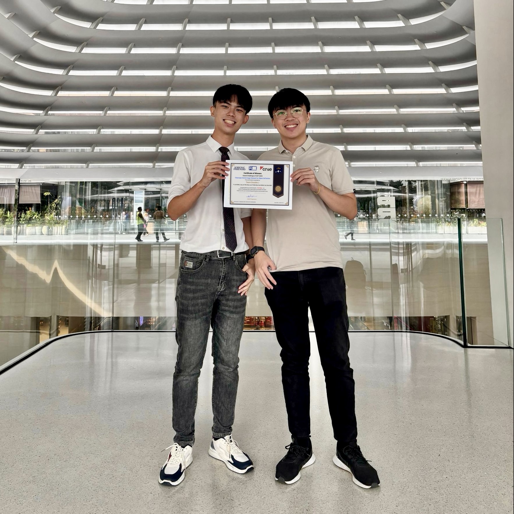 Tan Jing Jie (left) and Wong Yi Jie (right) with their certificate