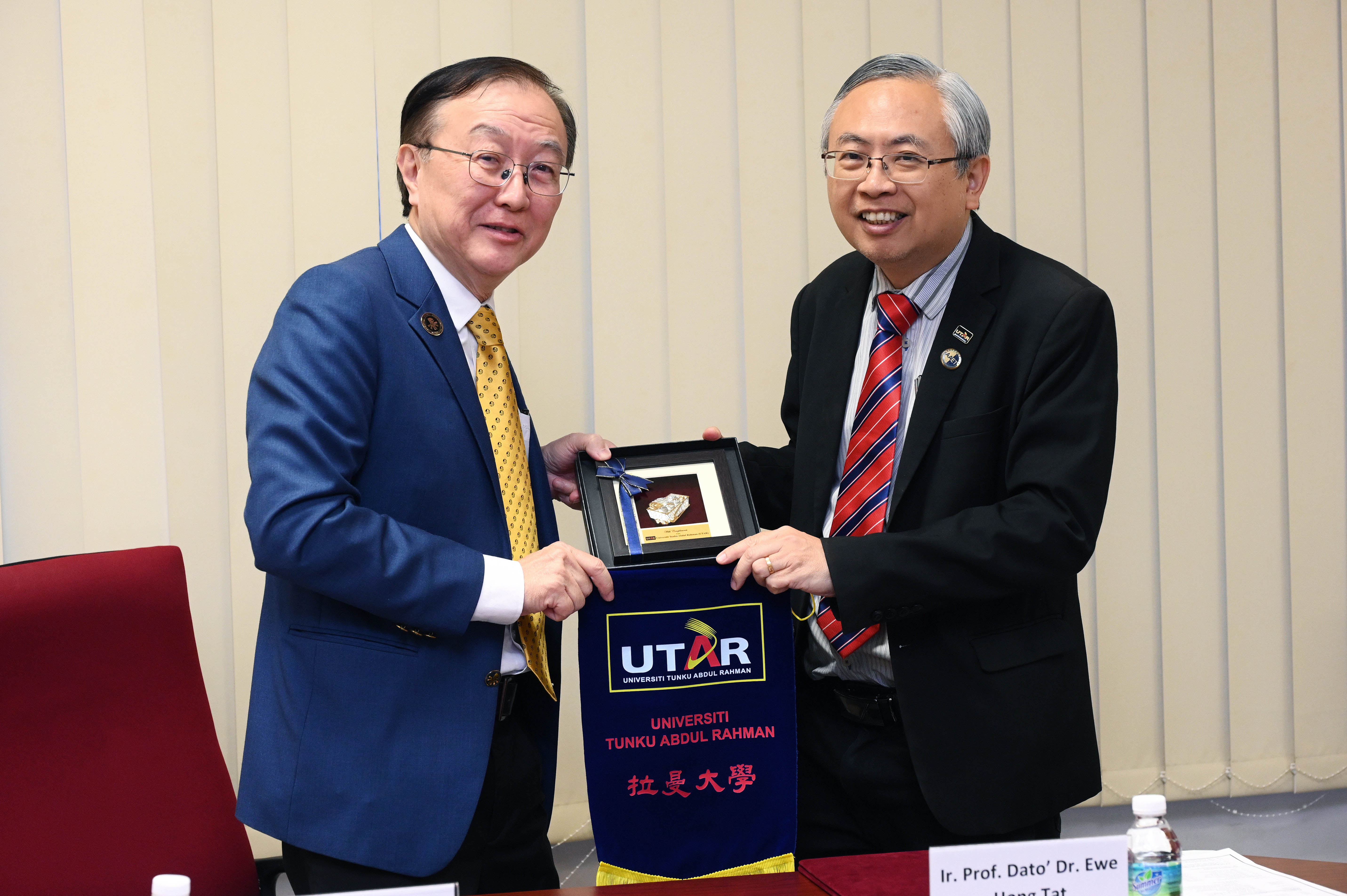 Prof Dato’ Ewe (right) and Mr Chua exchanging tokens of appreciation