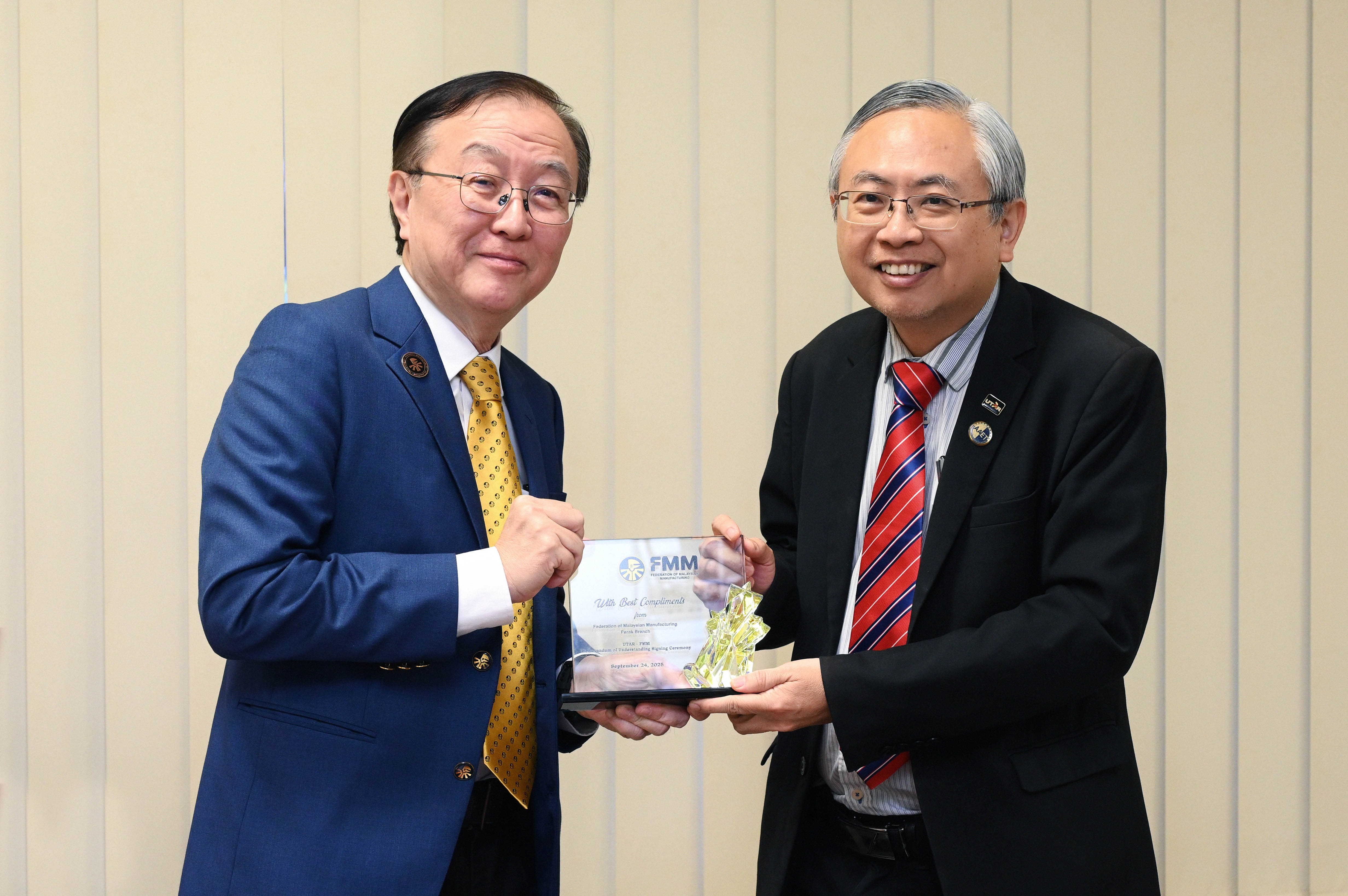 Prof Dato’ Ewe (right) and Mr Chua exchanging tokens of appreciation
