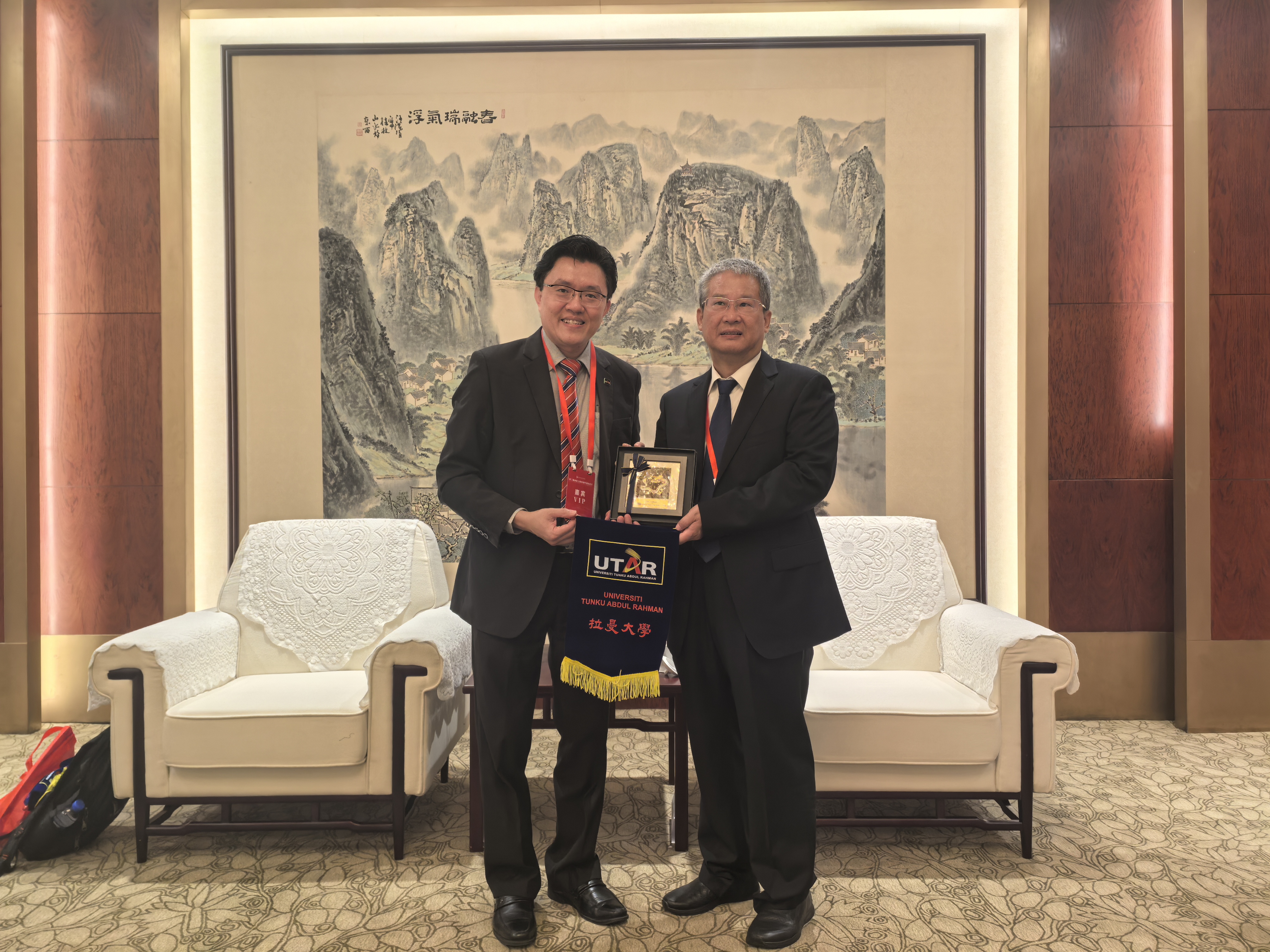 Prof Goi (left) presenting a token of appreciation to Prof Gao