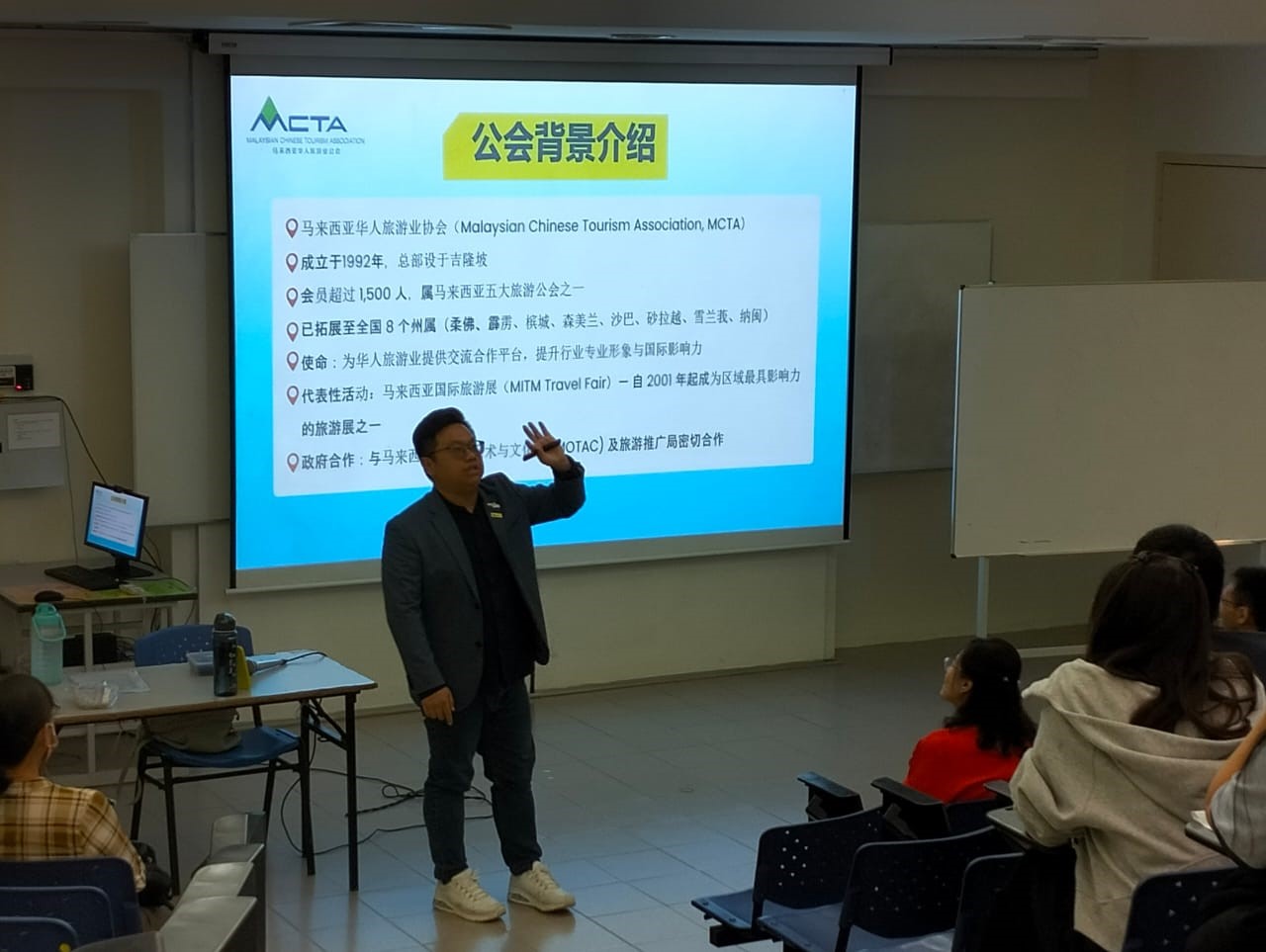 Mr Wong delivering his talk while emphasising current trends in the tourism industry