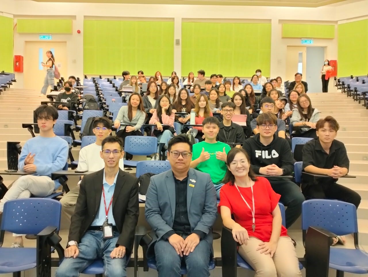Front row, from left: Head of the Department of Marketing Dr Choy Johnn Yee, Mr Wong Lit Jer and organiser Dr Yip Yen San with participants 