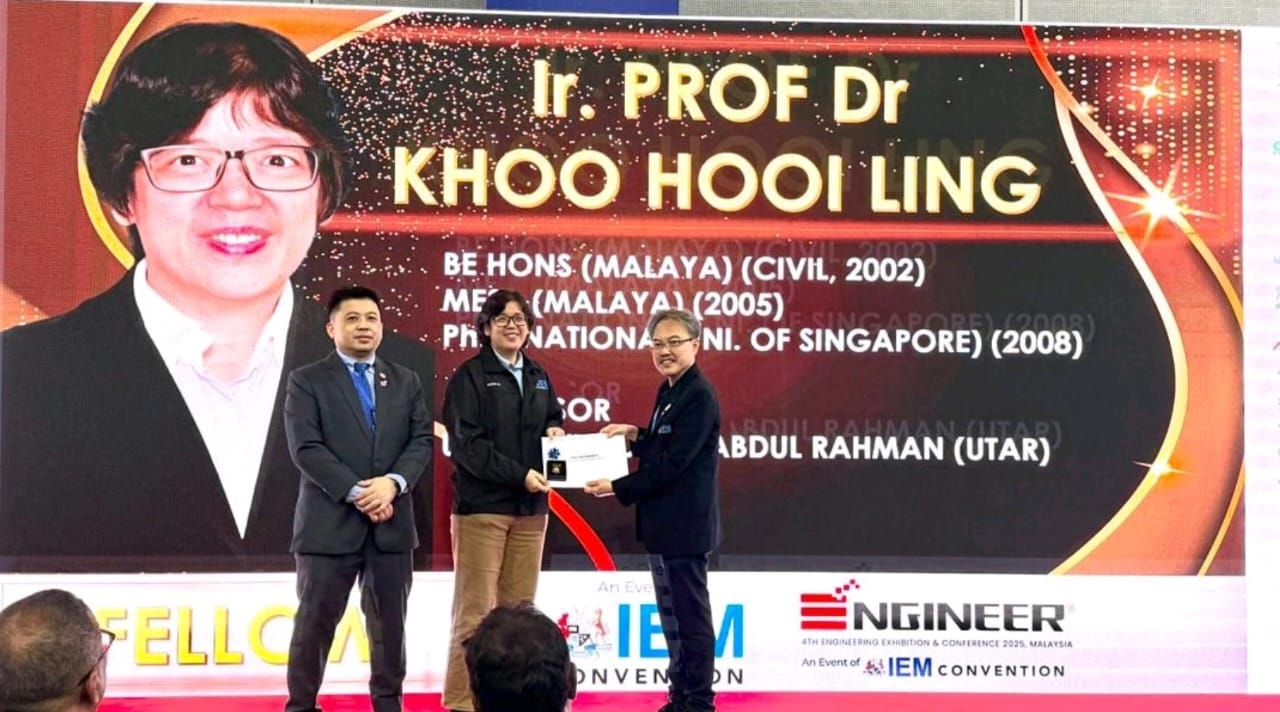 Prof Khoo receiving her certificate