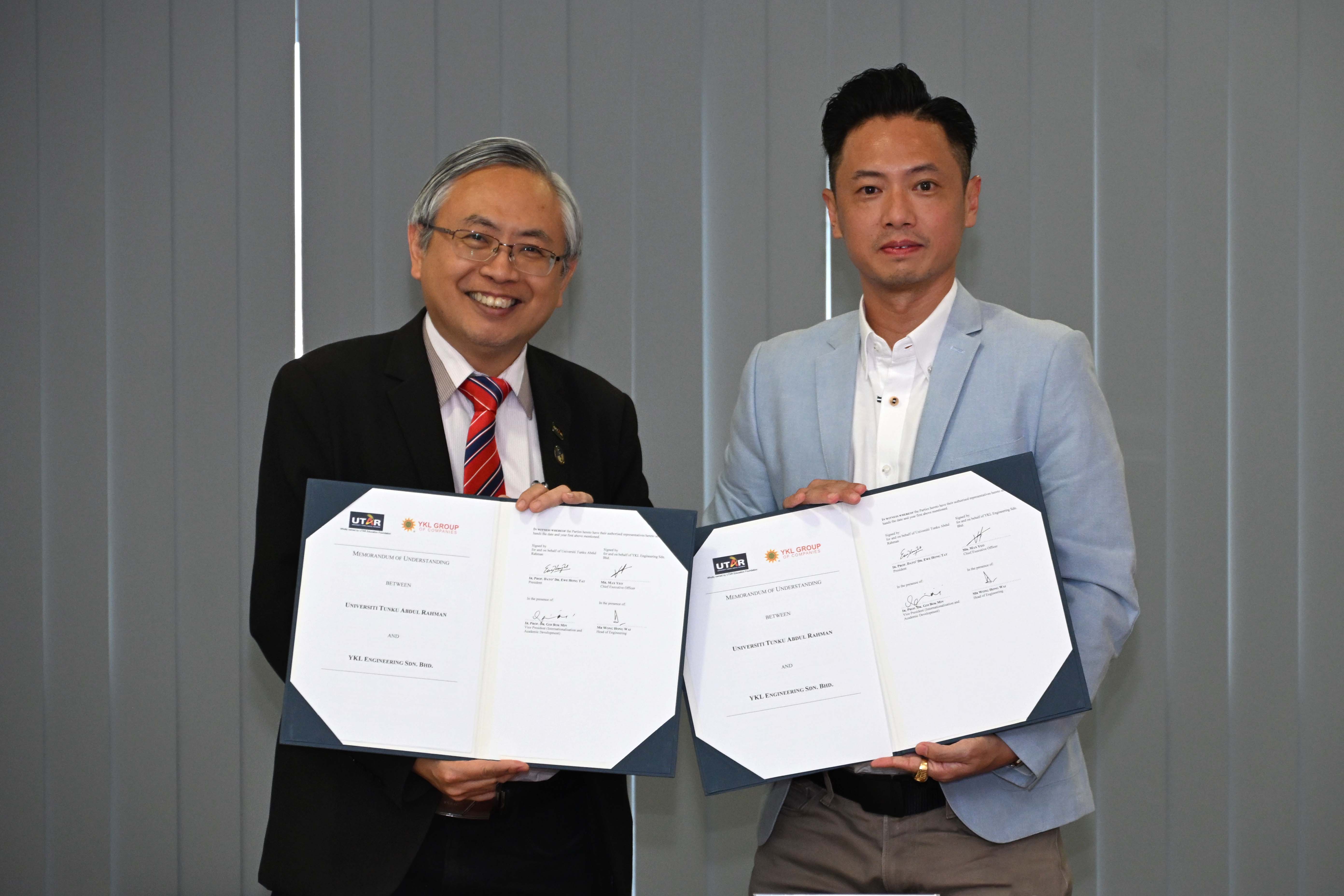 Prof Dato’ Ewe (left) and Mr Max Yeo (right) displaying the signed MoU