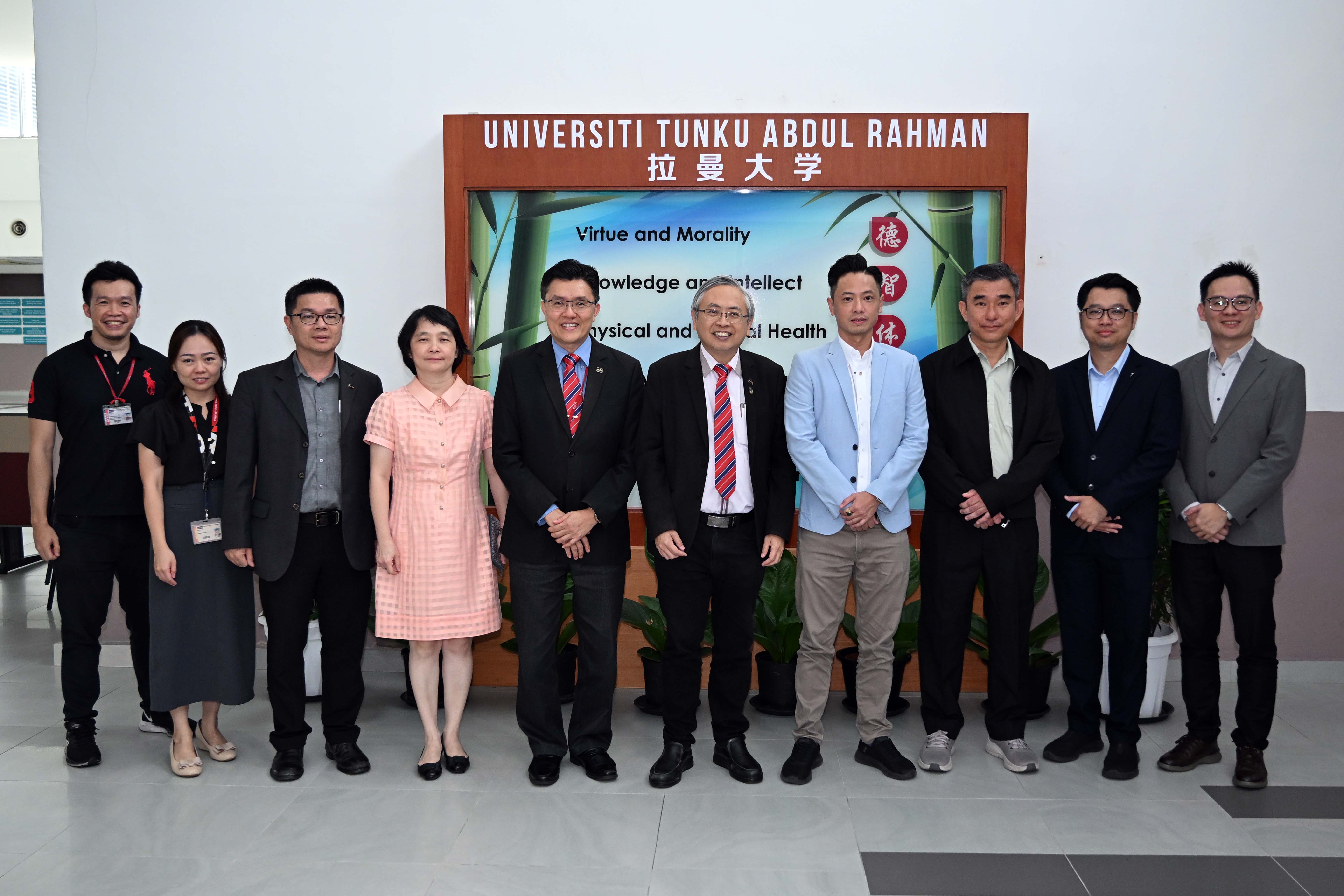 From left: Dr Toh, Ms Kok, Dr Lai, Prof Cheng, Prof Goi, Prof Dato’ Ewe, Mr Max Yeo, Mr Wong, Mr Michael Wong and Mr Too
