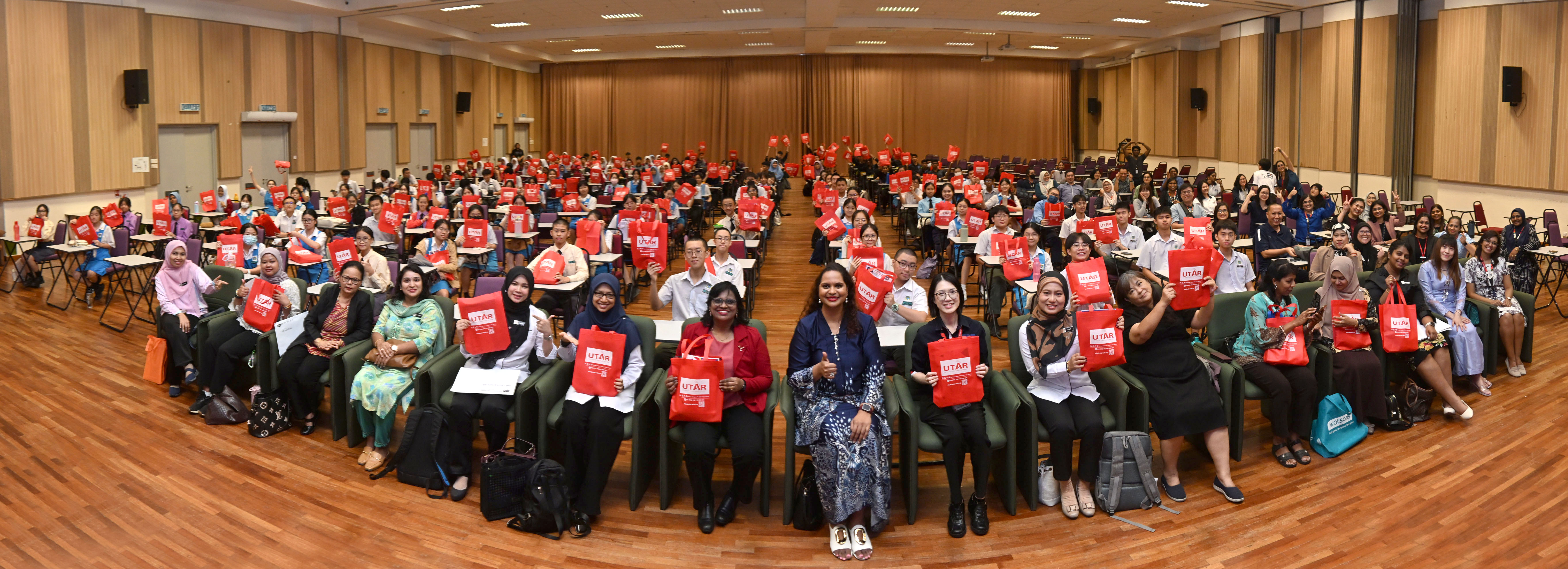 Group photo of students, teachers and UTAR staff