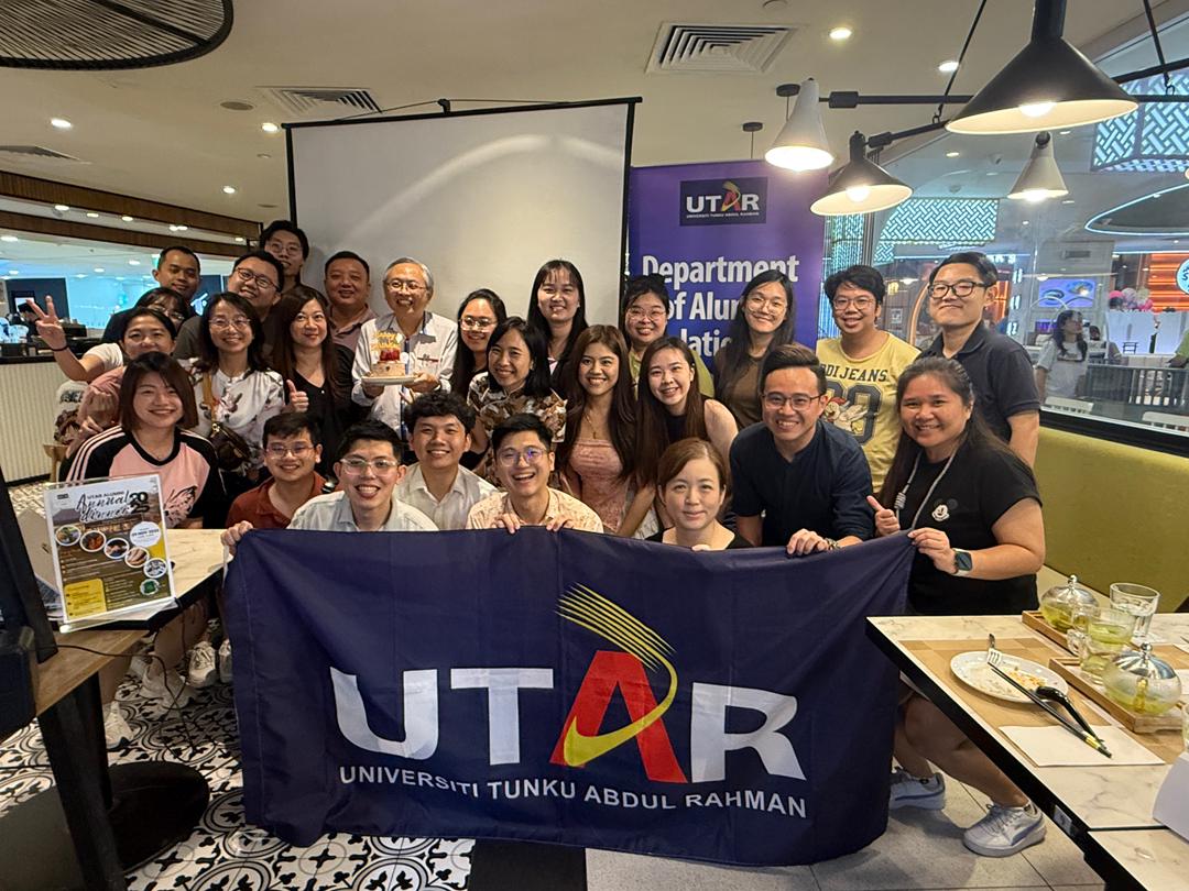 A memorable moment as UTAR alumni in Singapore reunite with Prof Dato’ Ewe during the first UTAR Alumni Singapore Gathering