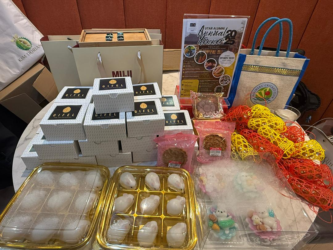Thoughtful door gifts and mooncakes for the alumni