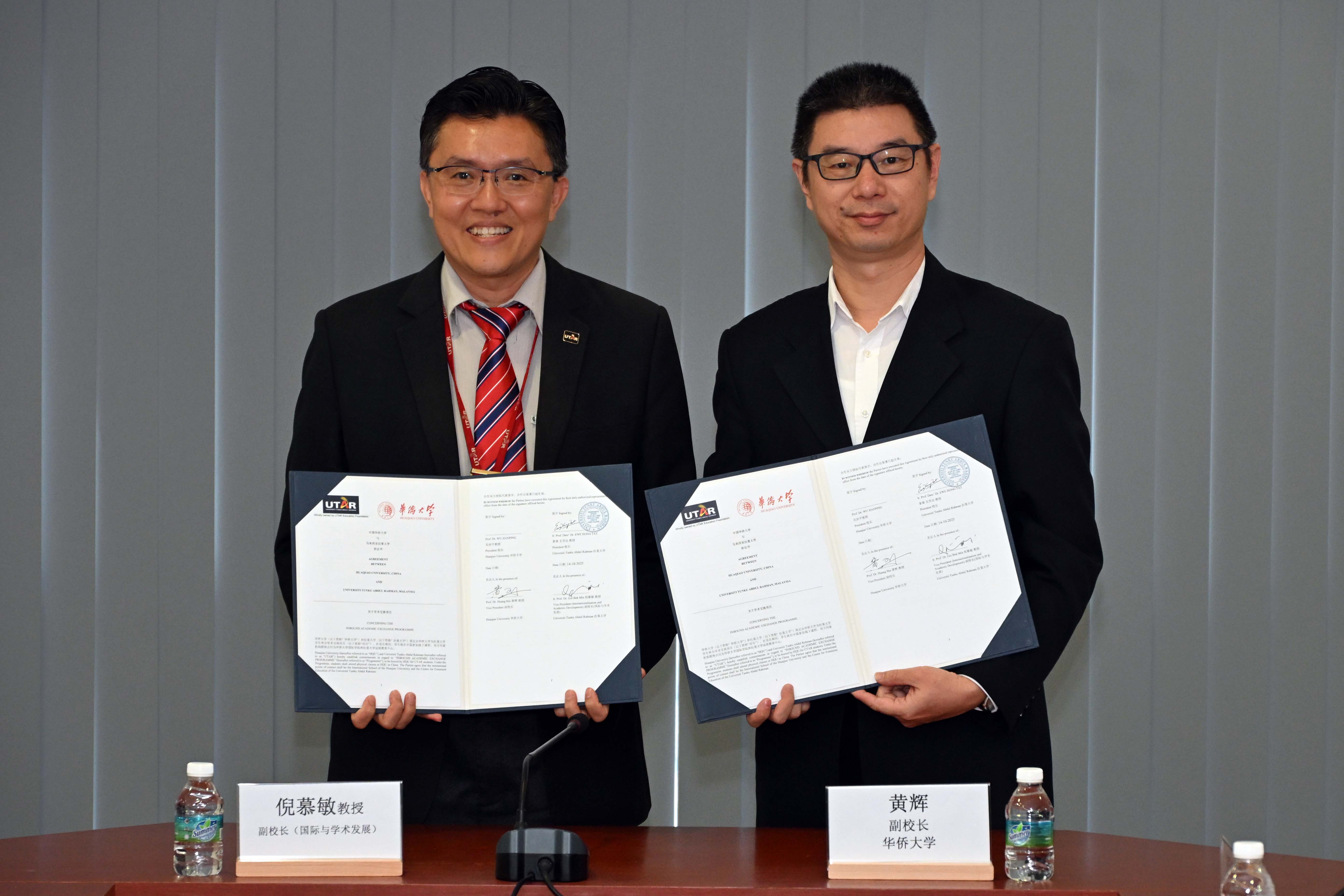 Prof Goi and Prof Huang with the signed agreement