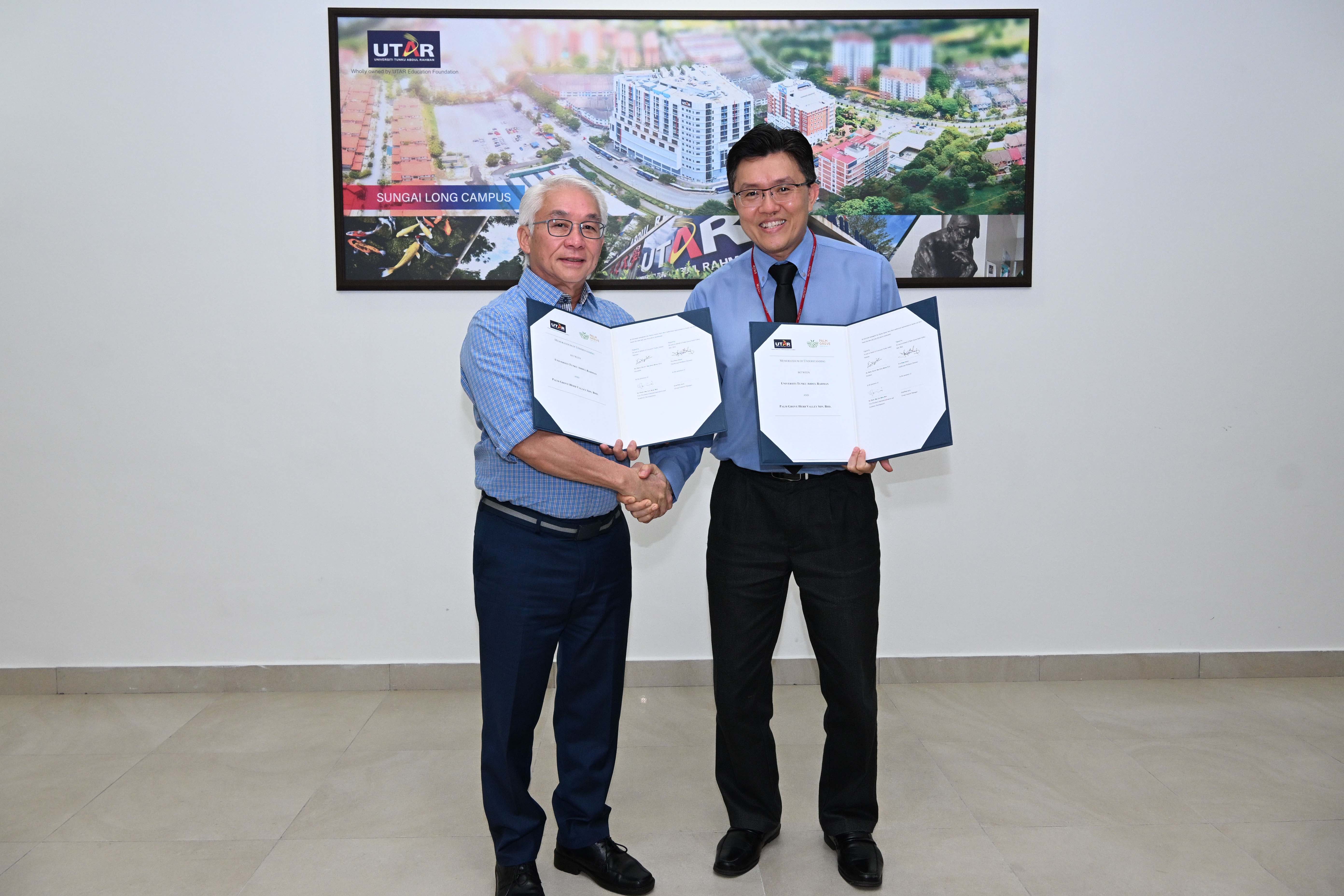 Mr Edmund Tan (left) and Prof Goi