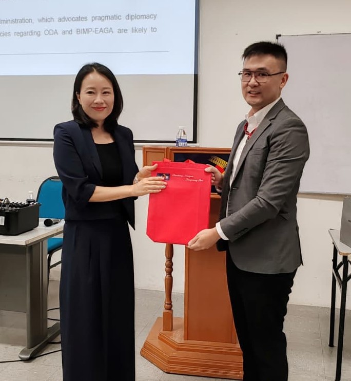 Faculty of Accountancy and Management academic Dr Goh Hong Lip (right) and Prof Dr Gu exchanging souvenirs