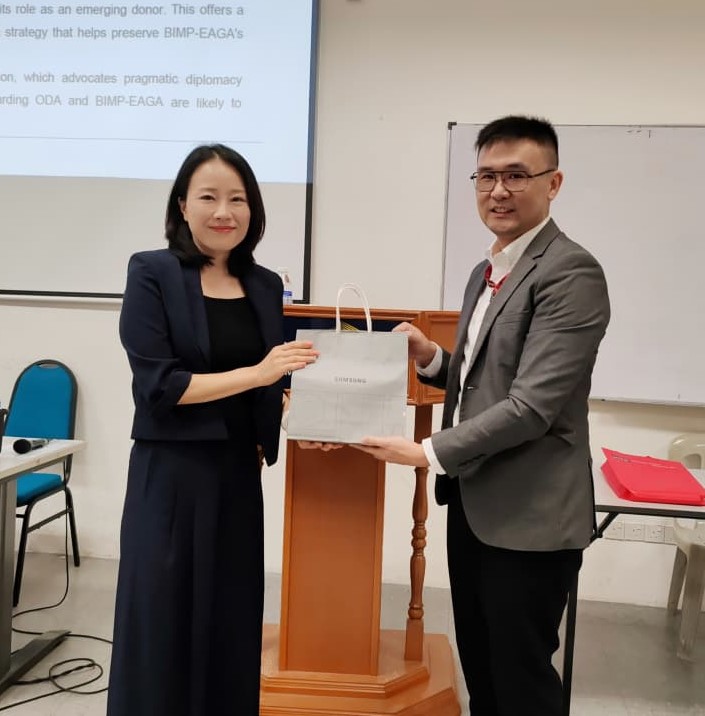 Faculty of Accountancy and Management academic Dr Goh Hong Lip (right) and Prof Dr Gu exchanging souvenirs