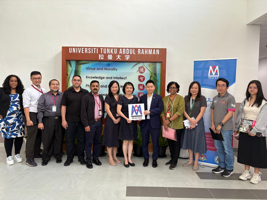 Group photo of the speaker, participants, and organisers