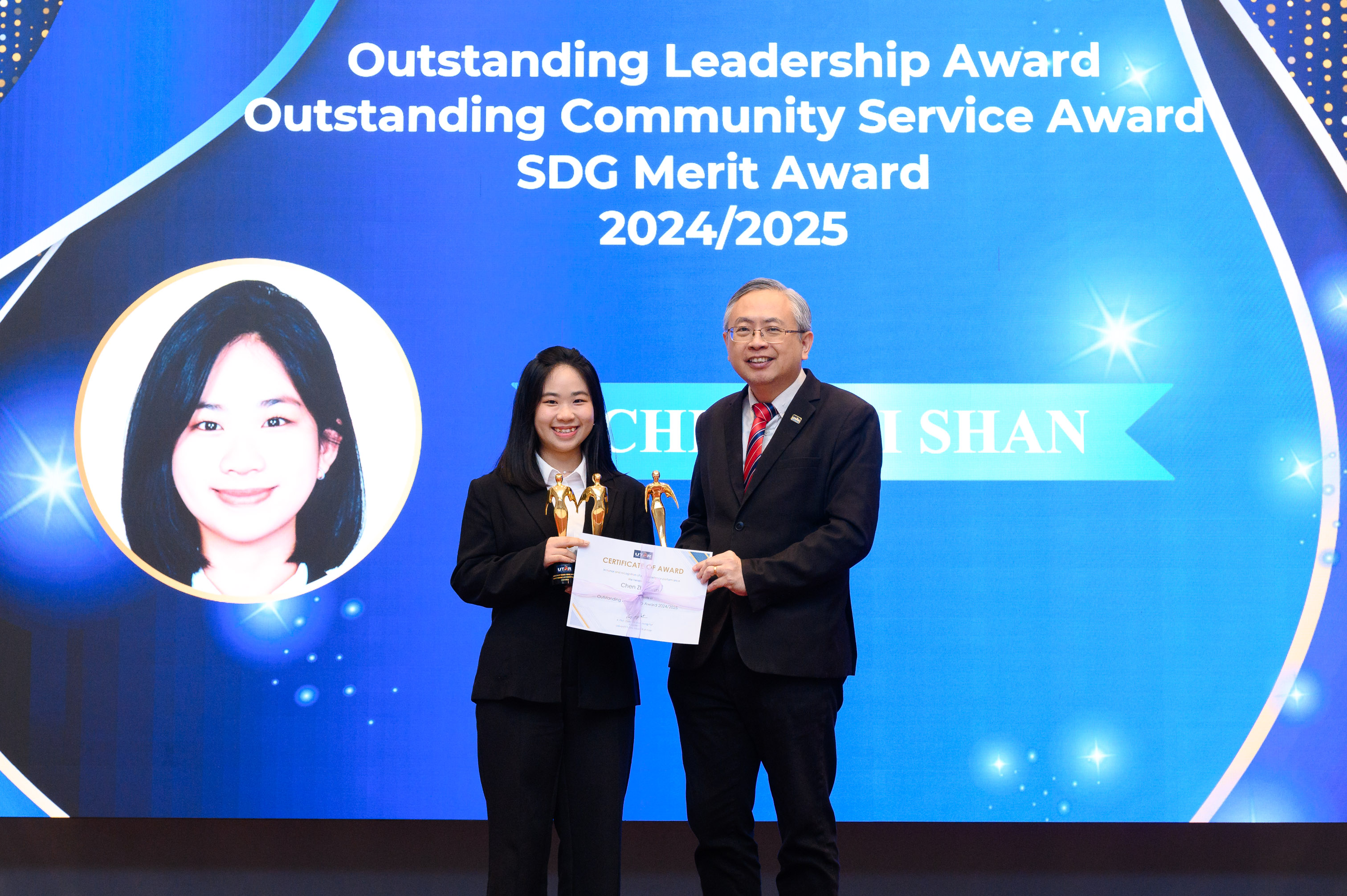 Ms Chen (left) receiving her awards from Prof Dato’ Ewe