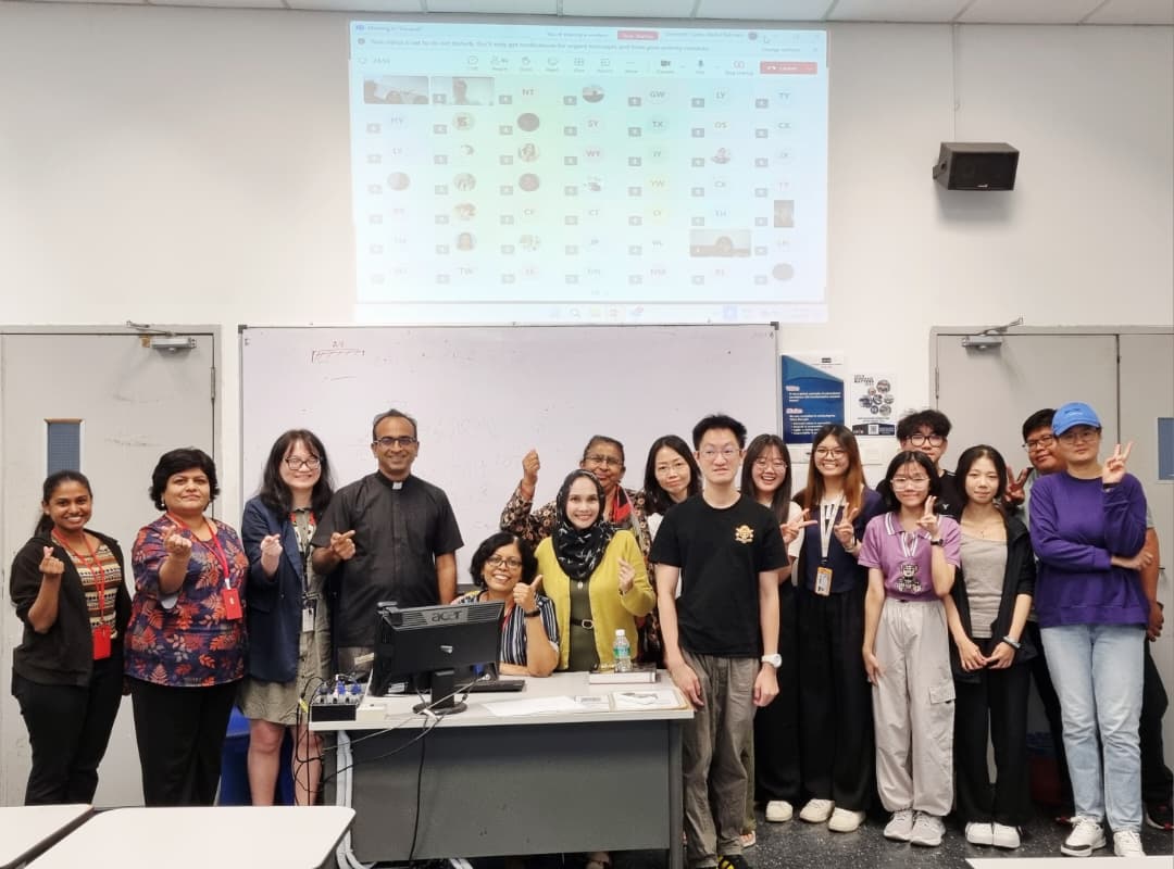 Dr Paulachan (fourth from left) with the participants 