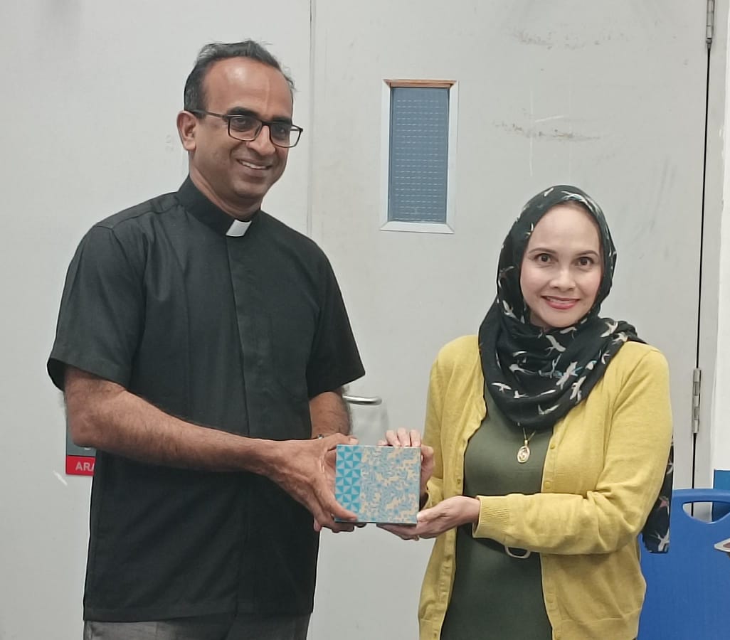 CMLL Chairperson Dr Nadya Supian (right) presenting a token of appreciation to Dr Paulachan