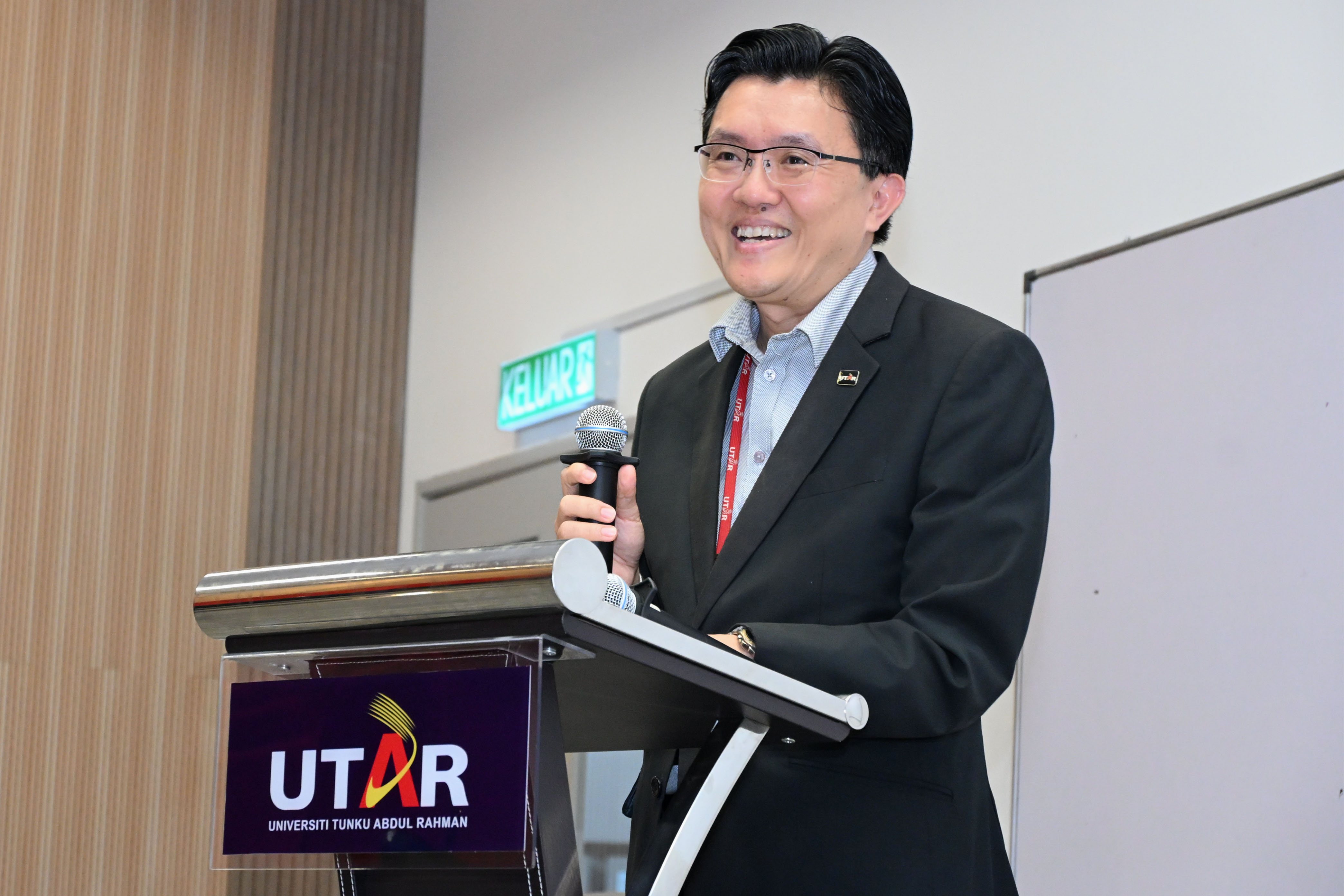 Prof Goi delivering their speeches at the closing ceremony