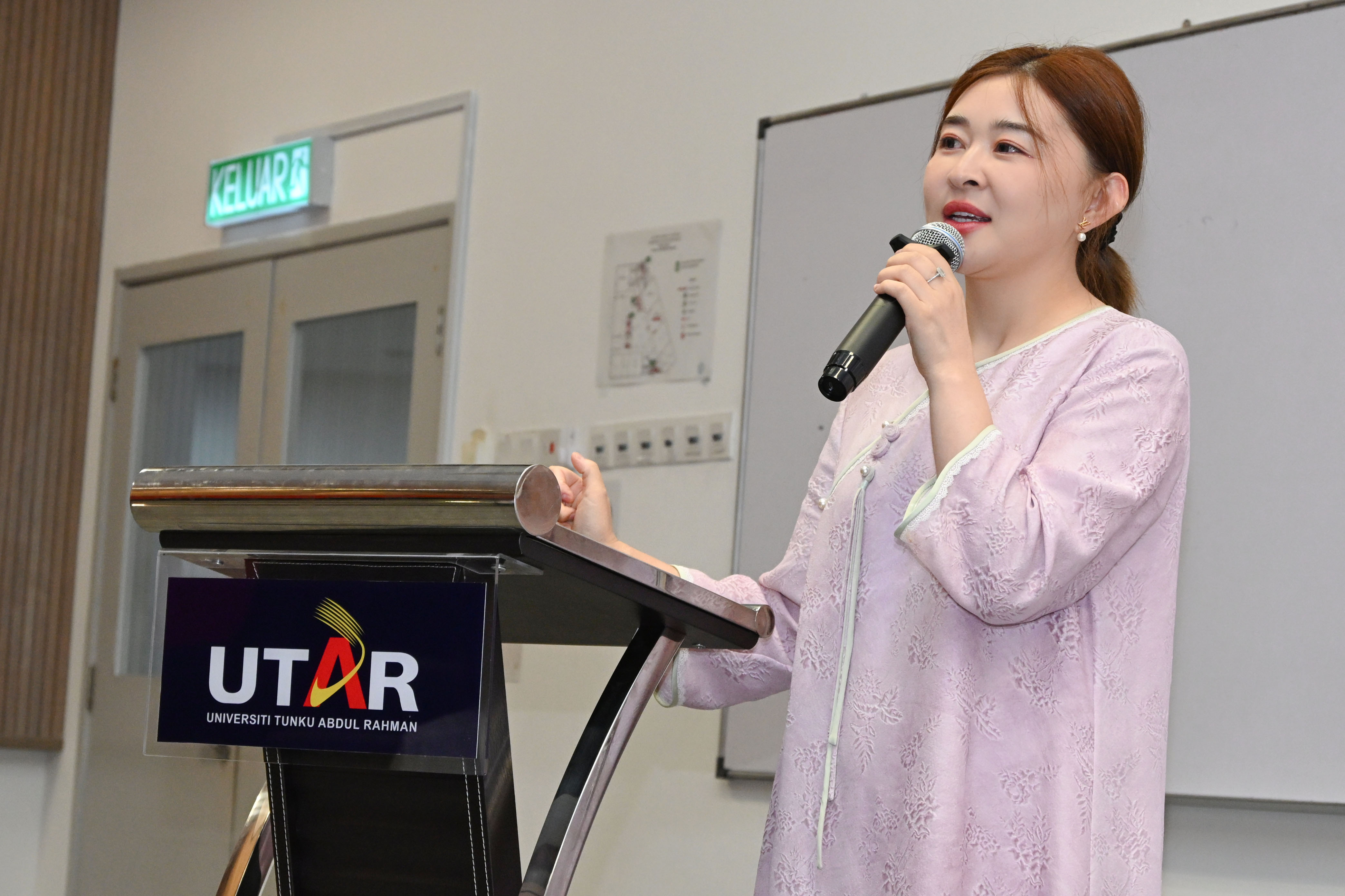 Prof Wong delivering their speeches at the closing ceremony