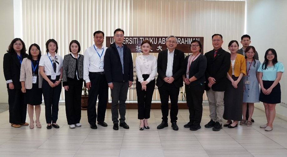 Seventh from left: Prof Wang and Prof Ewe