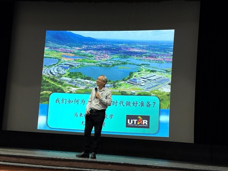 Prof Dato’ Ewe delivering a talk at Pay Fong Middle School