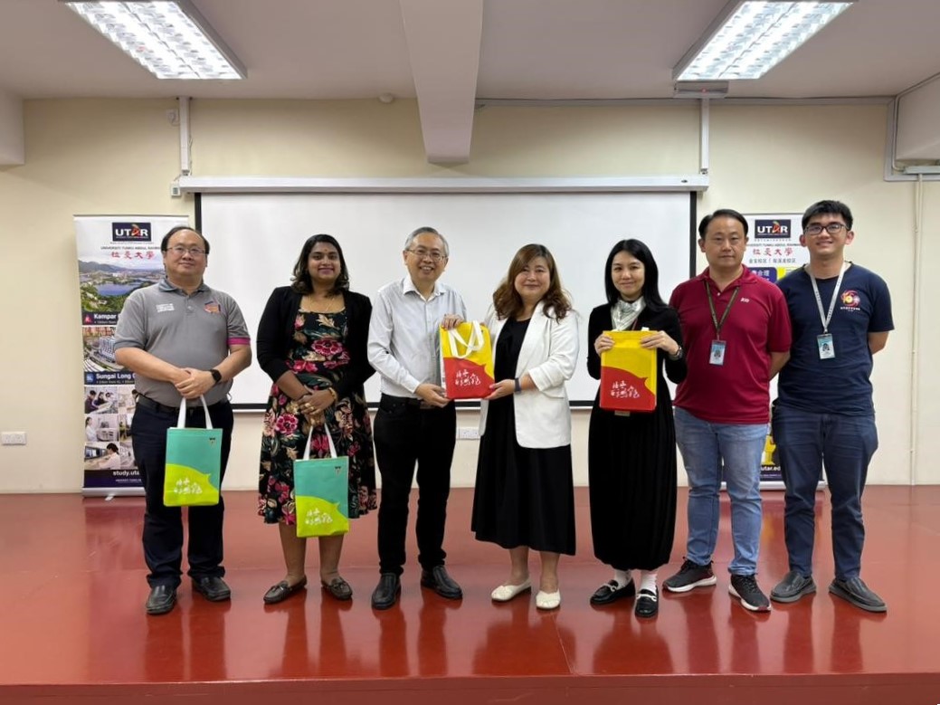 School Principal Ms Ng Swee Lai (middle) presenting a token of appreciation to Prof Dato’ Ewe and the facilitators Mr Maxwell Sim (far left), Dr Kristina (second from left), and Dr Amelia Chiang (third from right)