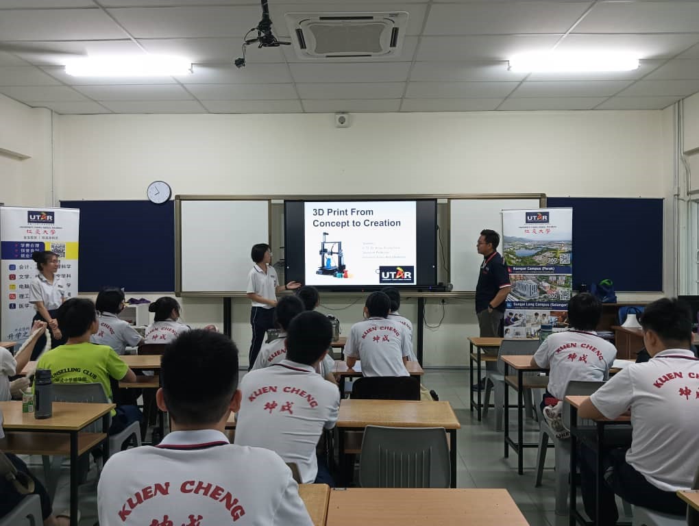Students learning 3D printing fundamentals and engineering career opportunities with Dr Koay