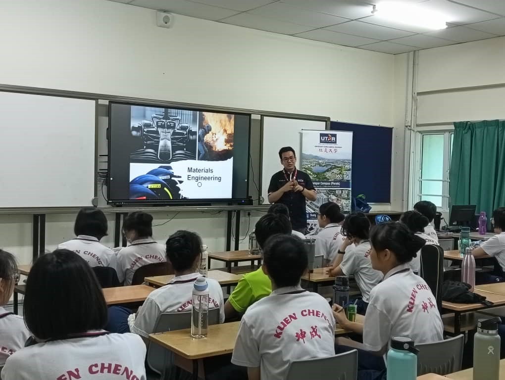 Students learning 3D printing fundamentals and engineering career opportunities with Dr Koay