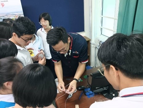 Students learning 3D printing fundamentals and engineering career opportunities with Dr Koay