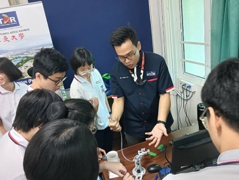 Students learning 3D printing fundamentals and engineering career opportunities with Dr Koay