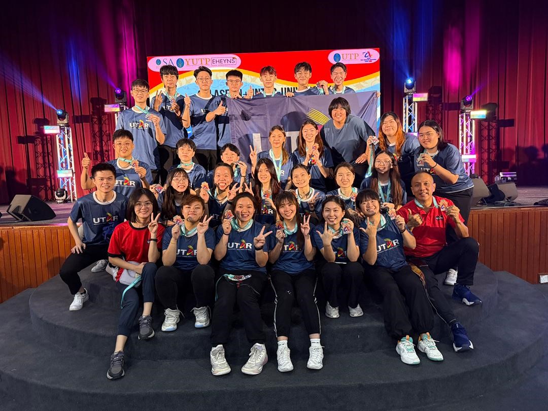 Front row, fourth from left: Dr Voon and FAM academic Ms Leong May Li with students 