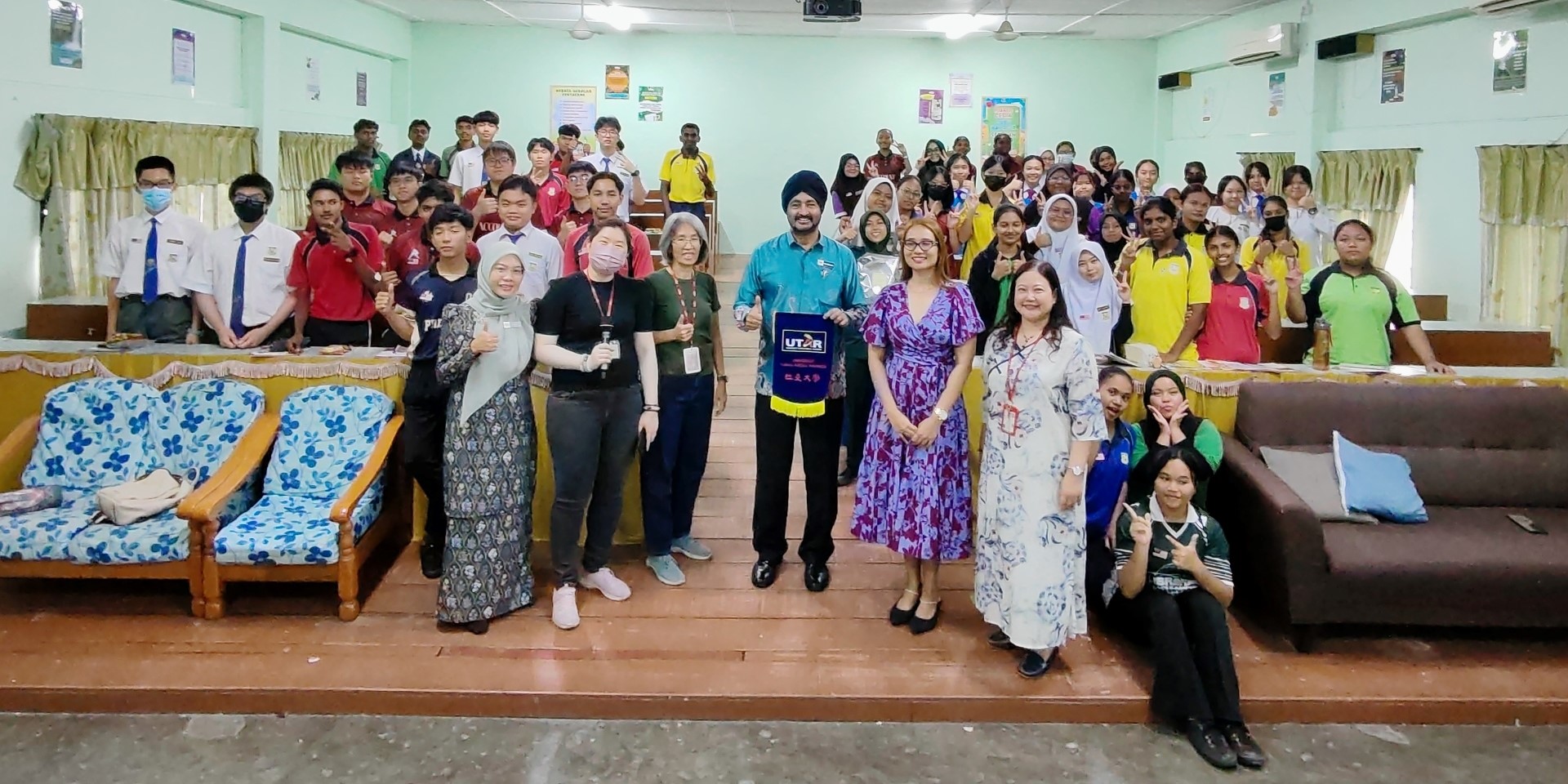 All smiles for a successful workshop with Headmaster of ACS Kampar Hardavev Tanah Singh (front row, standing third from right)