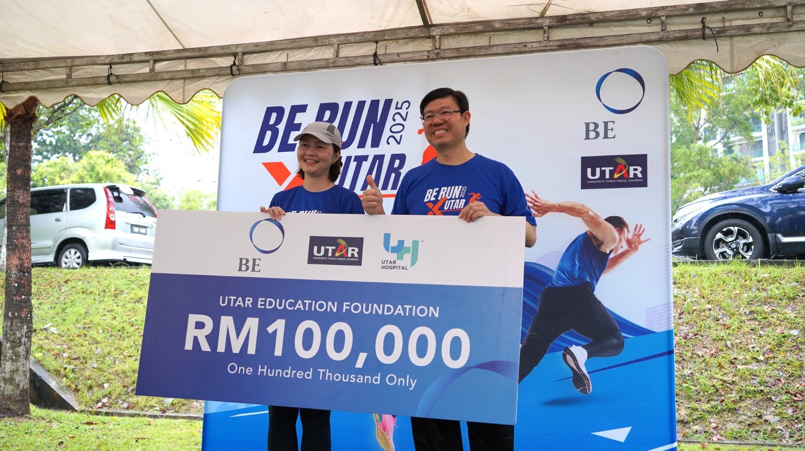 Prof Choong (right) receiving the mock cheques from BE