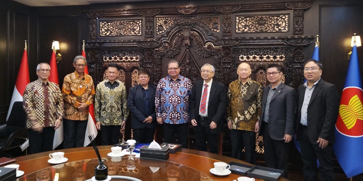 Group photo taken during the meeting with Dr Airlangga Hartarto (fifth from left)