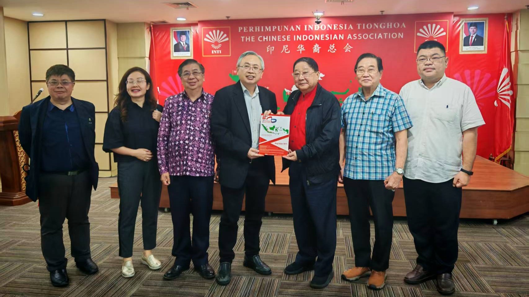 Prof Dato’ Ewe (fourth from left) receiving a souvenir from Teddy Sugianto (third from right)