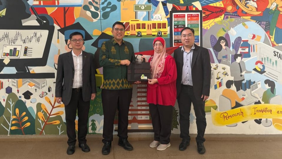From left: Dr Lai, Dr Vishnu Juwono, Prof Zuraidah and Prof Bernard Saw