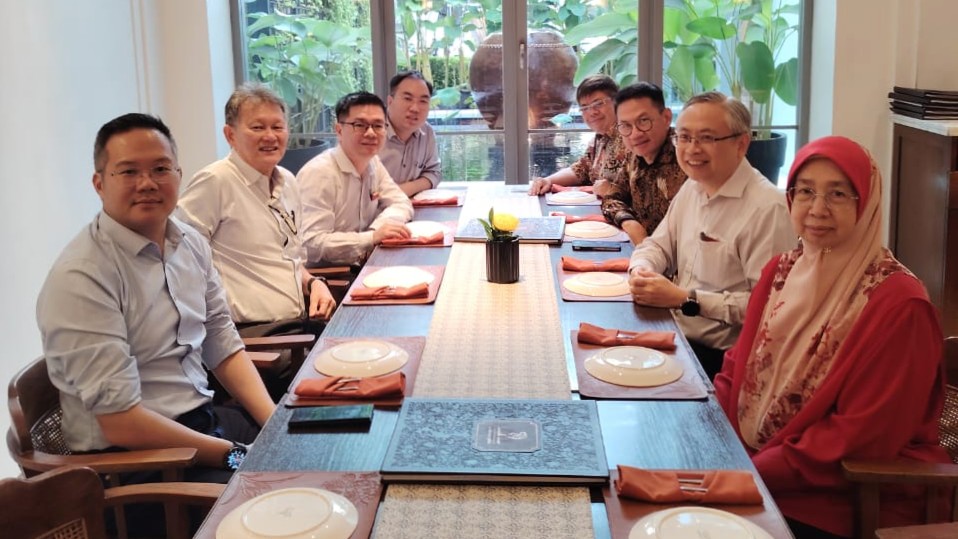 UTAR delegation attending a networking dinner with representatives from PT Bayan