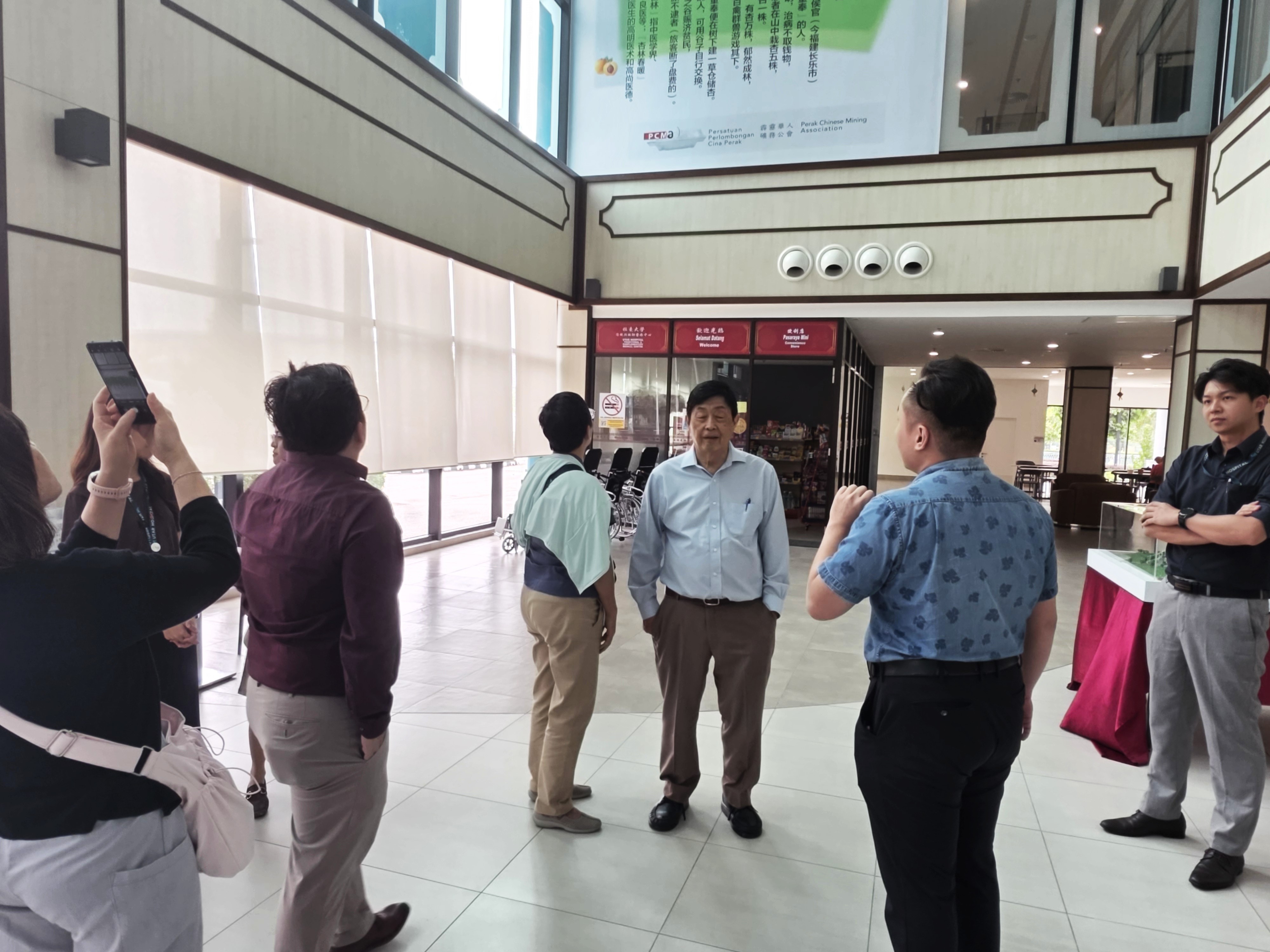 Mr Yu (centre) touring the UTAR Hospital