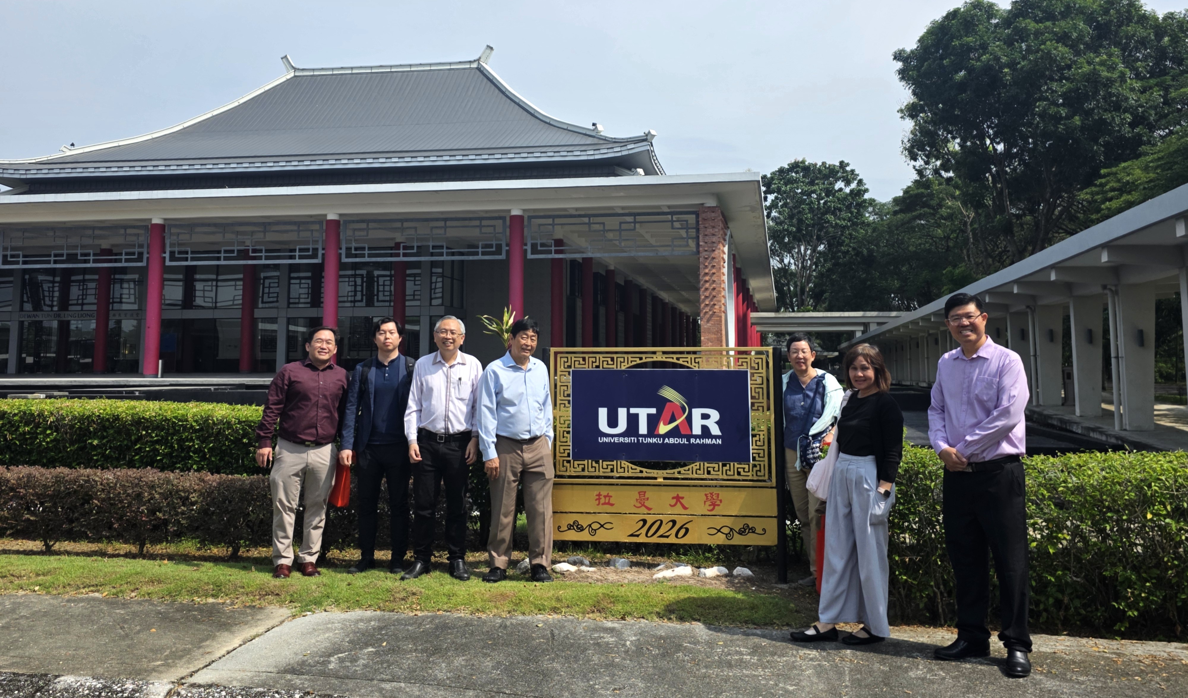 Mr Yu (centre) and other representatives during their visit to UTAR Kampar Campus