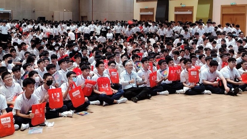 Prof Dato’ Ewe (middle) with the students