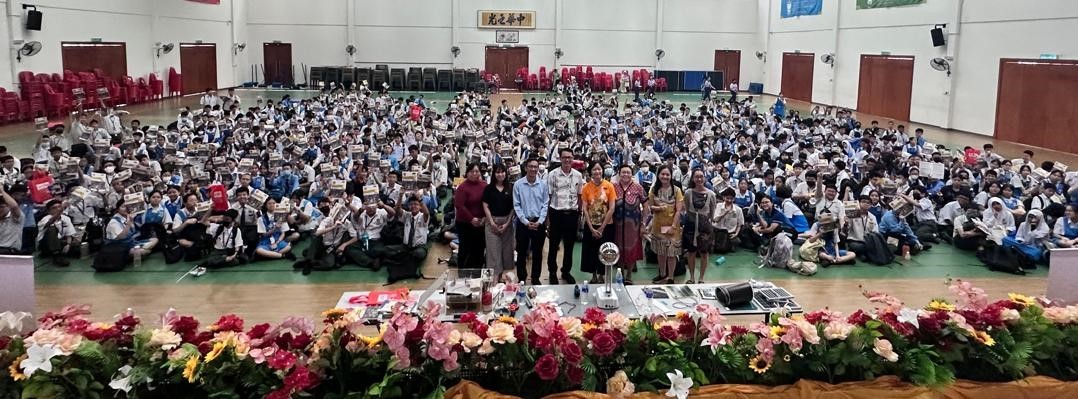 Prof Lim (standing, third from left) and Prof Chua together with the teachers and students from SMJK Chong Hwa Kuala Lumpur